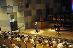 Juliusz Adamowski commenting the programme of the recital "In the Rhythm of Walz". Fot. Pawel Golusik.